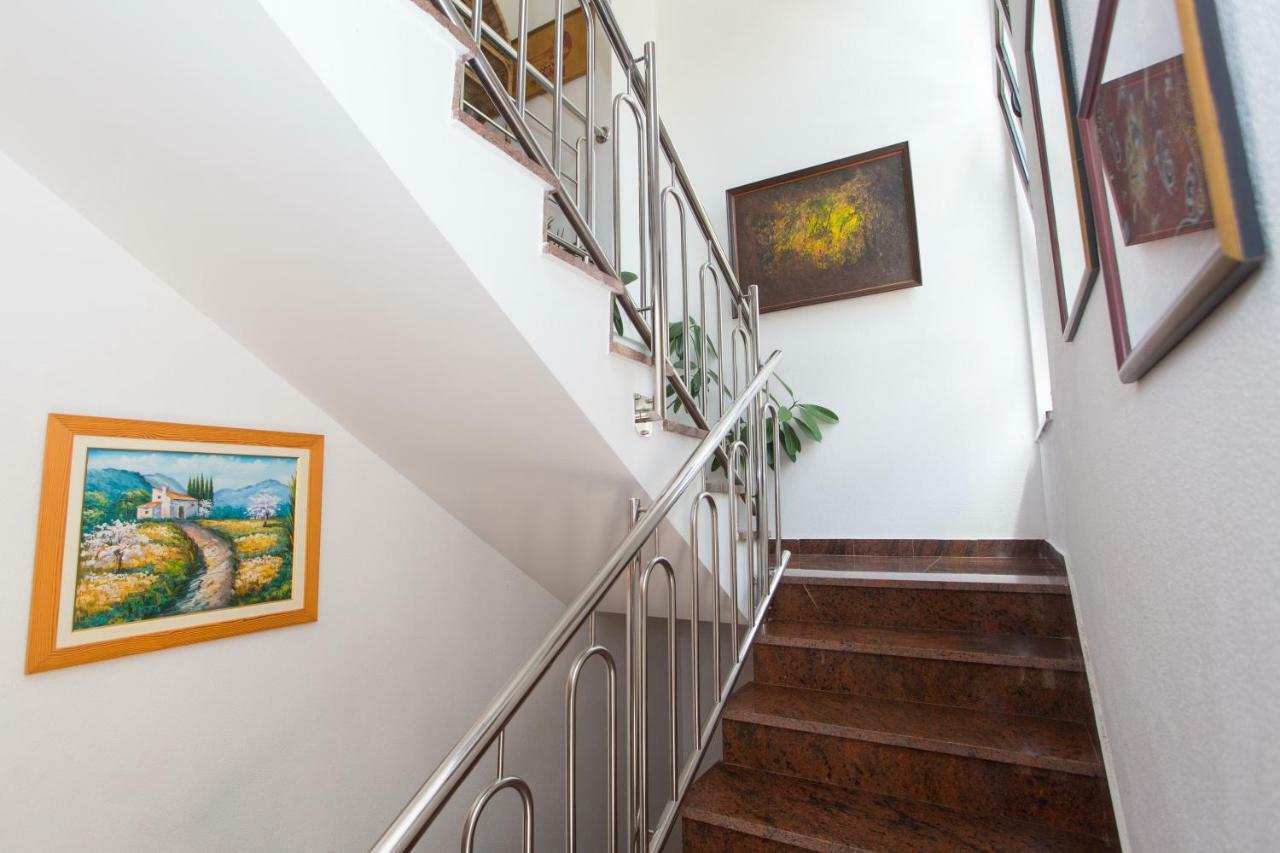 Apartments Mihic Makarska Exterior foto